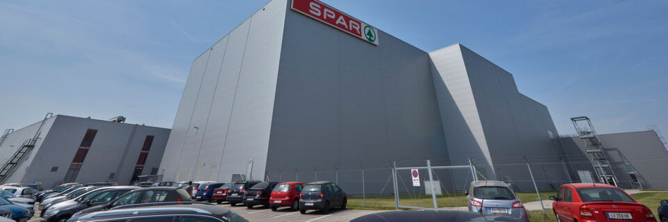 Aus dem Spar-Zentrallager im österreichischen Wels werden aus einem Sortiment von mehr als 14.000 Artikeln täglich rund 1600 Geschäfte in ganz Österreich beliefert. Aus dem Spar-Zentrallager im österreichischen Wels werden aus einem Sortiment von mehr als 14.000 Artikeln täglich rund 1600 Geschäfte in ganz Österreich beliefert.