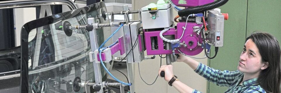 Mit dem Standpunktpapier zum Industriearbeitsplatz 2025 bestimmen die Forscher der WGP dank eines neuen Modells den derzeitigen und den zu erwartenden technologischen Stand der industriellen Automatisierung und leiten Handlungsbedarfe für Unternehmen und Gesellschaft ab. Mit dem Standpunktpapier zum Industriearbeitsplatz 2025 bestimmen die Forscher der WGP dank eines neuen Modells den derzeitigen und den zu erwartenden technologischen Stand der industriellen Automatisierung und leiten Handlungsbedarfe für Unternehmen und Gesellschaft ab.