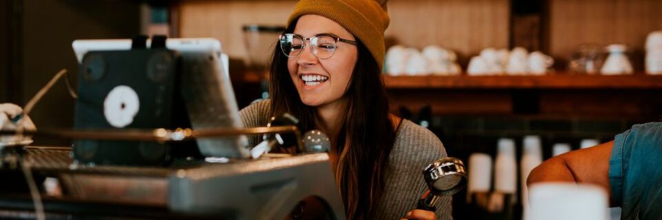 Begeisterungsfähigkeit und Freude am Verkauf sind immer noch bedeutend und können nicht durch künstliche Intelligenz ersetzt werden. Begeisterungsfähigkeit und Freude am Verkauf sind immer noch bedeutend und können nicht durch künstliche Intelligenz ersetzt werden.