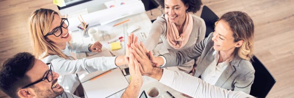 Vom Ich zum Wir: Nicht zuletzt die neuen Anforderungen durch die Digitalisierung führen zu einem Umdenken. Kooperationen sind jetzt wichtiger denn je. Vom Ich zum Wir: Nicht zuletzt die neuen Anforderungen durch die Digitalisierung führen zu einem Umdenken. Kooperationen sind jetzt wichtiger denn je.