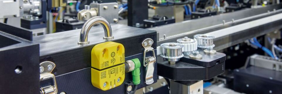 Integrierte Lösungen setzen sich aus einer aufeinander abgestimmten Kombination aus intelligenter sicherer Sensorik und Steuerungstechnik zusammen. Integrierte Lösungen setzen sich aus einer aufeinander abgestimmten Kombination aus intelligenter sicherer Sensorik und Steuerungstechnik zusammen.