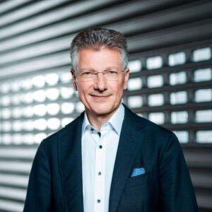 Dr. Elmar Degenhart, Vorstandsvorsitzender Continental AG: „Heute ist ein historischer Tag für Continental. Wir starten voll durch in die Zukunft der Mobilität." Dr. Elmar Degenhart, Vorstandsvorsitzender Continental AG: „Heute ist ein historischer Tag für Continental. Wir starten voll durch in die Zukunft der Mobilität."