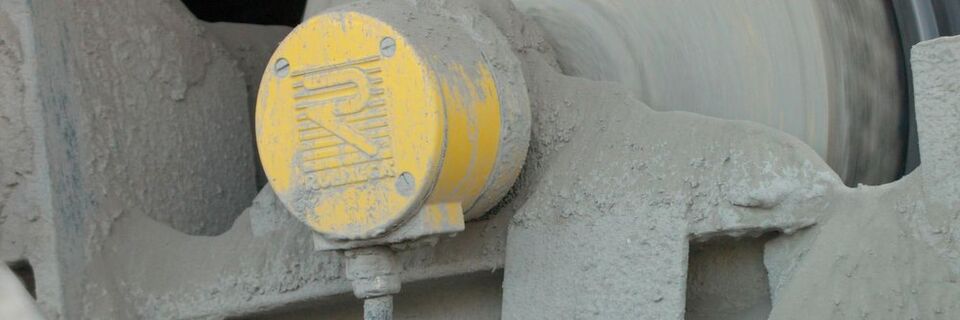 Die Rulmeca-Trommelmotoren – hier im Outdoor-Einsatz bei einer Baumaschine – müssen enorme mechanische Beanspruchungen aushalten. Eine robuste Konstruktion und hoher Schutzgrad mit mindestens IP 66 sind daher zwingend notwendig. Die Rulmeca-Trommelmotoren – hier im Outdoor-Einsatz bei einer Baumaschine – müssen enorme mechanische Beanspruchungen aushalten. Eine robuste Konstruktion und hoher Schutzgrad mit mindestens IP 66 sind daher zwingend notwendig.
