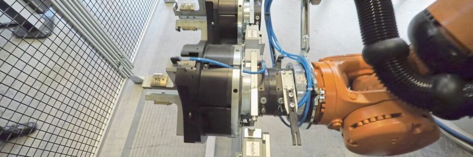 Die hydraulischen Spannvorrichtungen stehen mit dem Roboter im Dialog, um die Werkstücke nach OP10 und OP20 zu bearbeiten. Die hydraulischen Spannvorrichtungen stehen mit dem Roboter im Dialog, um die Werkstücke nach OP10 und OP20 zu bearbeiten.