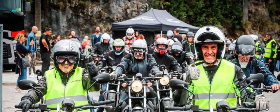 Dreh- und Angelpunkt des Events ist das „Moto Guzzi Village“ inmitten des Werksgeländes. Hier erwarten die Besucher ein interessantes, attraktives Programm, viele Informationen und on top eine Weltpremiere. Dreh- und Angelpunkt des Events ist das „Moto Guzzi Village“ inmitten des Werksgeländes. Hier erwarten die Besucher ein interessantes, attraktives Programm, viele Informationen und on top eine Weltpremiere.