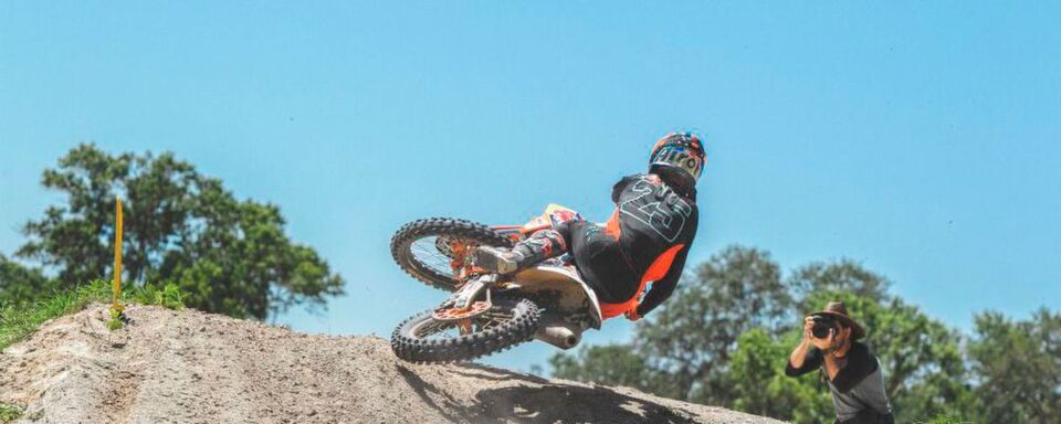 Mit brandneuer Racewear, Helmen und mehr bietet die neue Kollektion eine breite Palette an speziell entwickelten Cross-Produkten. Mit brandneuer Racewear, Helmen und mehr bietet die neue Kollektion eine breite Palette an speziell entwickelten Cross-Produkten.