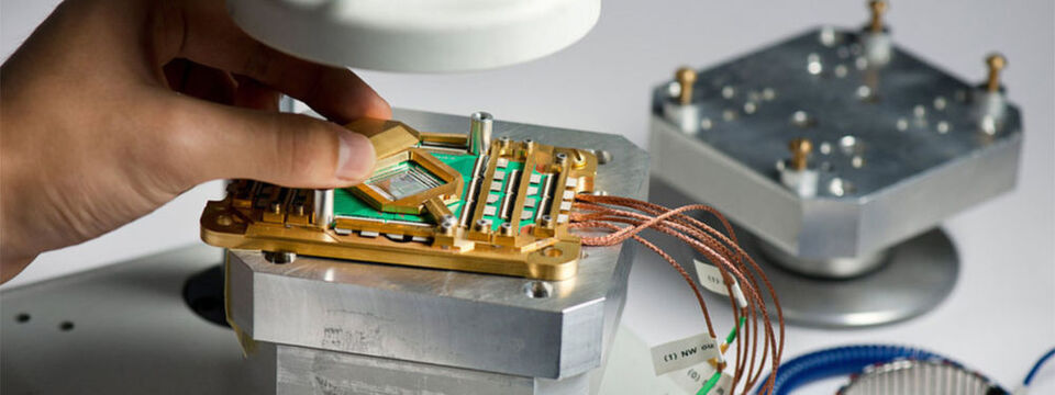 Fortschritt: Der D-Wave Quantencomputer „2000Q“ konnte dafür verwendet werden, Phasenübergänge in einem quantenmechanischen System, dem so genannten Querfeld Ising-Modell, vorherzusagen. Fortschritt: Der D-Wave Quantencomputer „2000Q“ konnte dafür verwendet werden, Phasenübergänge in einem quantenmechanischen System, dem so genannten Querfeld Ising-Modell, vorherzusagen.