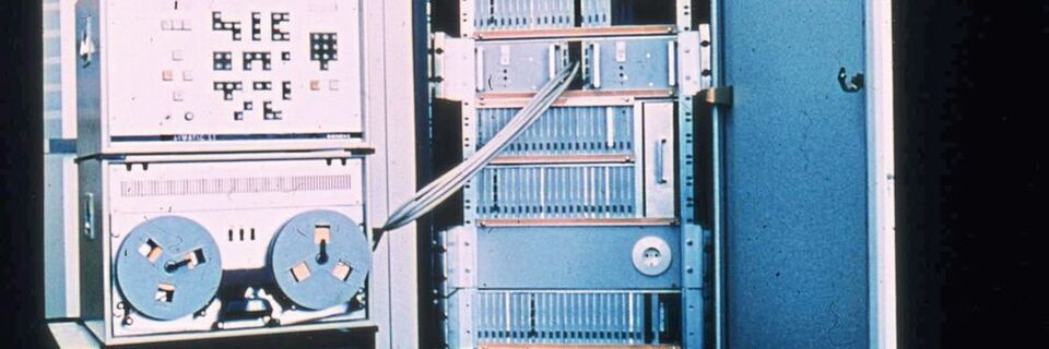 Simatic S3 mit Steuergerät mit Programmiergerät und Lochstreifeneingabegerät. Simatic S3 mit Steuergerät mit Programmiergerät und Lochstreifeneingabegerät.