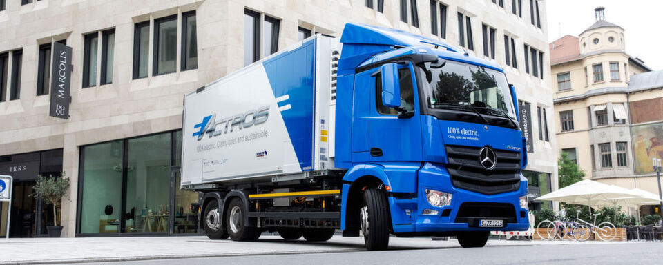Mercedes-Benz testet derzeit und noch bis Jahresende zwei elektrisch angetriebene Actros im Verteilerverkehr. Mercedes-Benz testet derzeit und noch bis Jahresende zwei elektrisch angetriebene Actros im Verteilerverkehr.