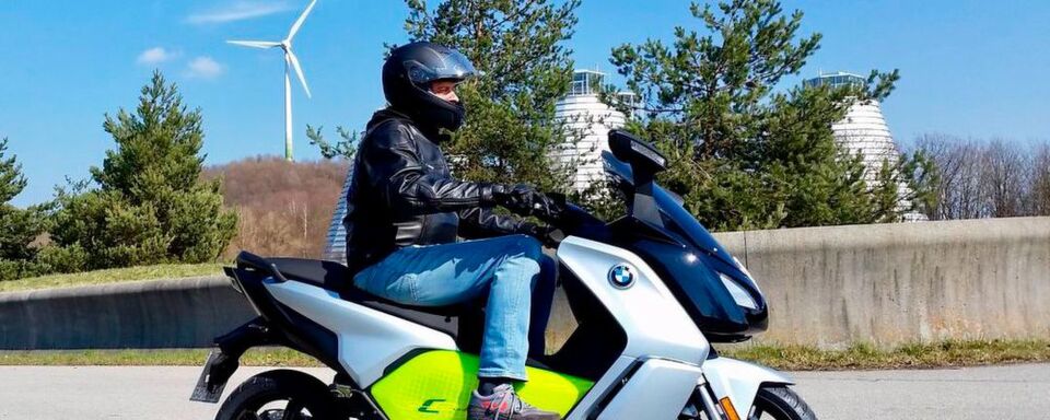 Der rein elektrische BMW C evolution ist außergewöhnlich und mit knapp 14.000 Euro im Segment der leistungsstarken Groß-Roller noch nicht einmal so teuer, wie es zunächst klingt. Der rein elektrische BMW C evolution ist außergewöhnlich und mit knapp 14.000 Euro im Segment der leistungsstarken Groß-Roller noch nicht einmal so teuer, wie es zunächst klingt.