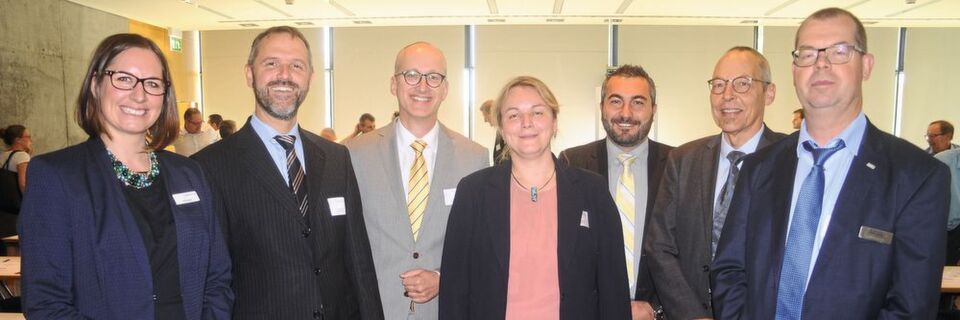 Julia Steckeler (Medical Mountains, von links) begrüßte beim Symposium „Regulatory Affairs unter den Gesichtspunkten der neuen EU-MDR“ die Referenten Dr. Christan Münster (Carl Zeiss Meditec), Dr. Martin Leonhard (Karl Storz/Spectaris), Sarah Haake-Schäfer (Carl Zeiss Meditec), Dr. Bassil Akra (TÜV Süd Produkt Service), Michael Herzog (Henke-Sass, Wolf) und Harald Rentschler (MDC Medical Device Certification) (v.l.n.r.). Julia Steckeler (Medical Mountains, von links) begrüßte beim Symposium „Regulatory Affairs unter den Gesichtspunkten der neuen EU-MDR“ die Referenten Dr. Christan Münster (Carl Zeiss Meditec), Dr. Martin Leonhard (Karl Storz/Spectaris), Sarah Haake-Schäfer (Carl Zeiss Meditec), Dr. Bassil Akra (TÜV Süd Produkt Service), Michael Herzog (Henke-Sass, Wolf) und Harald Rentschler (MDC Medical Device Certification) (v.l.n.r.).
