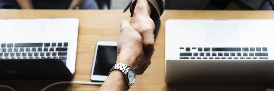 Wer auf die Kooperation mit einem MSSP in der IT-Security setzt, wird unabhängiger von teurem und gerade für KMU oft unerreichbarem Fachpersonal. Wer auf die Kooperation mit einem MSSP in der IT-Security setzt, wird unabhängiger von teurem und gerade für KMU oft unerreichbarem Fachpersonal.