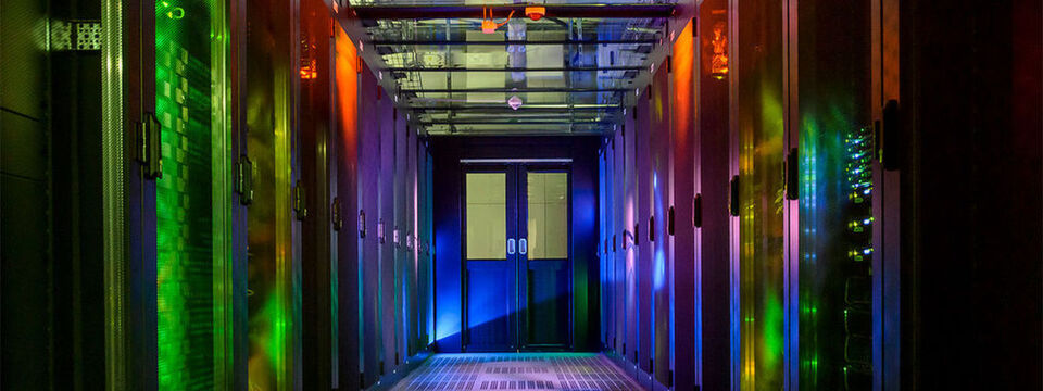 Akquinet unterzog seine beiden Hamburger Datacenter im März einem Re-Zertifizierungsprozess nach dem Kriterienkatalog „TSI 4.1“ von TÜV-IT, der nun auch die EU-Norm EN 50600 abdeckt. Akquinet unterzog seine beiden Hamburger Datacenter im März einem Re-Zertifizierungsprozess nach dem Kriterienkatalog „TSI 4.1“ von TÜV-IT, der nun auch die EU-Norm EN 50600 abdeckt.