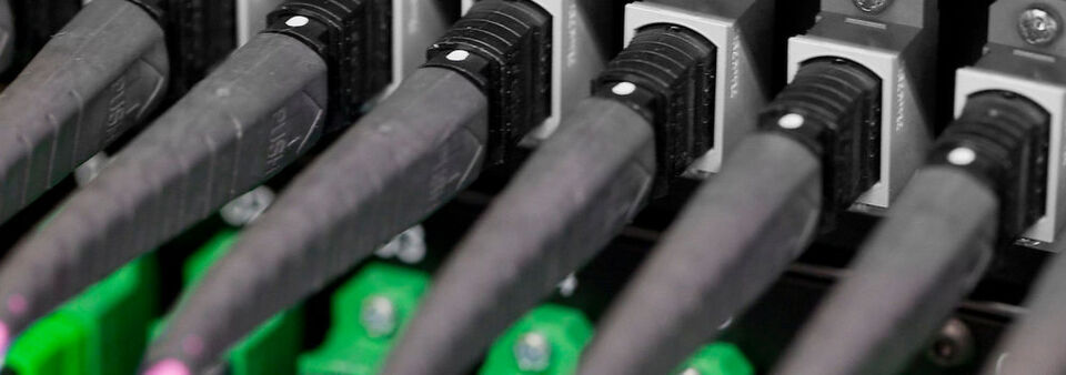 Aktive Netzwerktechnik von Brocade und passive von Rosenberger OSI erlauben dem Internet-Exchange-Knoten AMS-IX zu wachsen. Aktive Netzwerktechnik von Brocade und passive von Rosenberger OSI erlauben dem Internet-Exchange-Knoten AMS-IX zu wachsen.