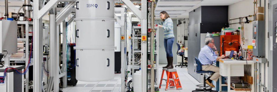 Innerhalb des IBM-Q-Netzwerkes bilden die so genannten „Hubs“ regionale Zentren für Lehre, Forschung und Weiterentwicklung der Technologie. Innerhalb des IBM-Q-Netzwerkes bilden die so genannten „Hubs“ regionale Zentren für Lehre, Forschung und Weiterentwicklung der Technologie.