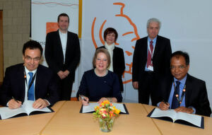 Unterzeichnung des Kooperationsvertrags: (v. l.) Dr. Alessandro Curioni (IBM Fellow, Vice President Europe and Director IBM Research - Zurich), Volker Eiseler (General Manager CODE), Prof. Merith Niehuss (Präsident Universität der Bundeswehr München), Prof. Gabi Dreo (Managing Director CODE), Prof. Klaus Buchenrieder (Vice Director CODE) und Sreeram Visvanathan (IBM Global Managing Director, Government) Unterzeichnung des Kooperationsvertrags: (v. l.) Dr. Alessandro Curioni (IBM Fellow, Vice President Europe and Director IBM Research - Zurich), Volker Eiseler (General Manager CODE), Prof. Merith Niehuss (Präsident Universität der Bundeswehr München), Prof. Gabi Dreo (Managing Director CODE), Prof. Klaus Buchenrieder (Vice Director CODE) und Sreeram Visvanathan (IBM Global Managing Director, Government)