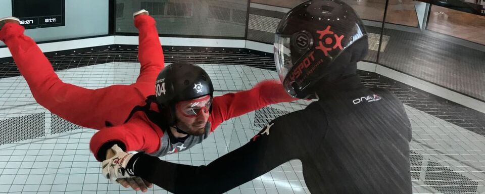 Schon nach kürzester Zeit konnten die Flight Instructors mit Probeflügen im neu errichteten Skydiving-Kanal starten. Schon nach kürzester Zeit konnten die Flight Instructors mit Probeflügen im neu errichteten Skydiving-Kanal starten.