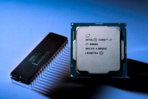 Zweimal Intel 8086: Der Erstling von 1978 mit 4,77 MHz und der neue Core i7-8086K mit 5 GHz Taktfrequenz. Zweimal Intel 8086: Der Erstling von 1978 mit 4,77 MHz und der neue Core i7-8086K mit 5 GHz Taktfrequenz.