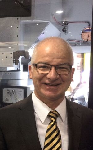 Markus Blum, ingénieur diplômé (FH) et directeur général de Gühring (Suisse) SA devant un centre d'usinage pour l'industrie horlogère. Le constructeur de machines fabrique ses machines avec des outils Gühring. Markus Blum, ingénieur diplômé (FH) et directeur général de Gühring (Suisse) SA devant un centre d'usinage pour l'industrie horlogère. Le constructeur de machines fabrique ses machines avec des outils Gühring.