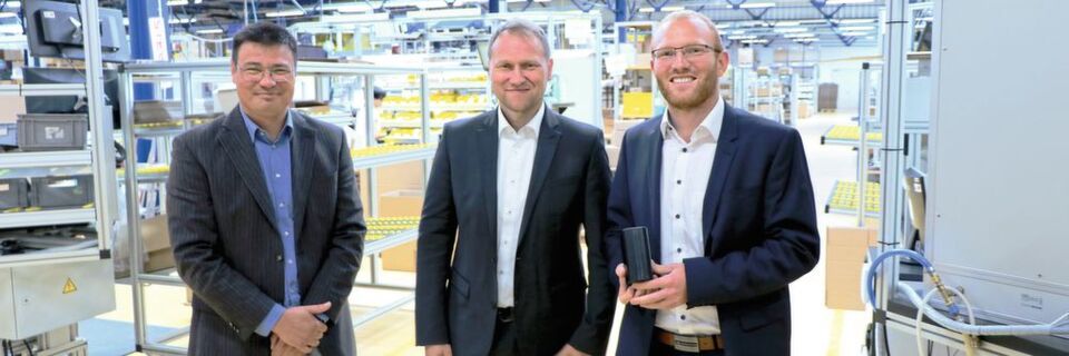 Jan-Thomas Mosebach (r.), Vertriebsingenieur bei Stego, zeigt das Original-Schaltschrank-Heizgerät des Unternehmens in der Produktionsstätte in Schwäbisch Hall. Mit dabei (v.l.): Siegfried Oerthel, Marketing Project Manager, und Martin Sitter, Leiter Vertrieb/Marketing. Jan-Thomas Mosebach (r.), Vertriebsingenieur bei Stego, zeigt das Original-Schaltschrank-Heizgerät des Unternehmens in der Produktionsstätte in Schwäbisch Hall. Mit dabei (v.l.): Siegfried Oerthel, Marketing Project Manager, und Martin Sitter, Leiter Vertrieb/Marketing.