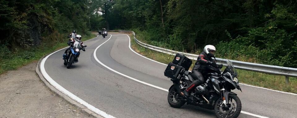 Schräglage in den Ardennen: Zum Teil ruppiger Asphalt, dafür aber mäandernde Straßen mit herrlichen Kurvenradien warteten im Tal der Amel auf die Businessbiker. Schräglage in den Ardennen: Zum Teil ruppiger Asphalt, dafür aber mäandernde Straßen mit herrlichen Kurvenradien warteten im Tal der Amel auf die Businessbiker.