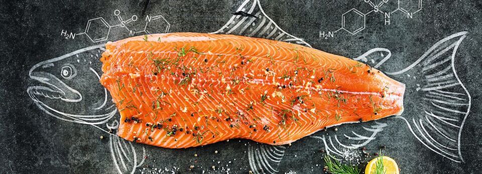 Abb. 1: In Aquakulturen werden Fische häufig präventiv mit Antibiotika bzw. mit Sulfonamiden behandelt. Über Rückstände können diese u.U. auch auf unseren Tellern landen. Abb. 1: In Aquakulturen werden Fische häufig präventiv mit Antibiotika bzw. mit Sulfonamiden behandelt. Über Rückstände können diese u.U. auch auf unseren Tellern landen.