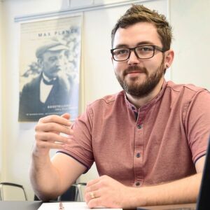 Abb. 1: „Für die Entwicklung der Mikroschwimmer machen wir uns u.a. über Millionen von Jahren evolutiv hervorgebrachte und bewährte Eigenschaften lebender Organsimen zunutze“, sagt Oncay Yasa, Doktorand in der Abteilung für Physische Intelligenz des MPI für Intelligente Systeme, Stuttgart. Abb. 1: „Für die Entwicklung der Mikroschwimmer machen wir uns u.a. über Millionen von Jahren evolutiv hervorgebrachte und bewährte Eigenschaften lebender Organsimen zunutze“, sagt Oncay Yasa, Doktorand in der Abteilung für Physische Intelligenz des MPI für Intelligente Systeme, Stuttgart.