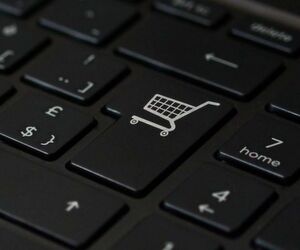 Der in vielen Branchen spürbare „Amazon-Effekt“ ist nun auch endgültig im Bereich Healthcare angekommen. Darauf müssen sich Medizinprodukte-Hersteller und -Händler einstellen, da sich Amazon und andere letztlich aus ihren Margen bedienen werden. Der in vielen Branchen spürbare „Amazon-Effekt“ ist nun auch endgültig im Bereich Healthcare angekommen. Darauf müssen sich Medizinprodukte-Hersteller und -Händler einstellen, da sich Amazon und andere letztlich aus ihren Margen bedienen werden.