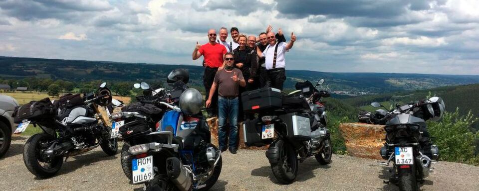 Eine kurze Pause am Lift in den Ardennen rief geradezu nach einem Fotoshooting der Biker inklusive Gefährt. Eine kurze Pause am Lift in den Ardennen rief geradezu nach einem Fotoshooting der Biker inklusive Gefährt.