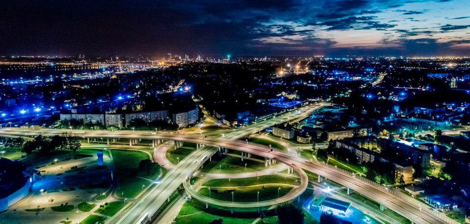 Stau ist nicht nur ärgerlich, sondern kostet auch wertvolle Ressourcen. In der Smart City soll mithilfe von vernetzten Straßenleuchten der Verkehrsfluss überwacht und geleitet werden. Stau ist nicht nur ärgerlich, sondern kostet auch wertvolle Ressourcen. In der Smart City soll mithilfe von vernetzten Straßenleuchten der Verkehrsfluss überwacht und geleitet werden.