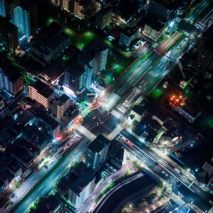 Stau ist nicht nur ärgerlich, sondern kostet auch wertvolle Ressourcen. In der Smart City soll mithilfe von vernetzten Straßenleuchten der Verkehrsfluss überwacht und geleitet werden. Stau ist nicht nur ärgerlich, sondern kostet auch wertvolle Ressourcen. In der Smart City soll mithilfe von vernetzten Straßenleuchten der Verkehrsfluss überwacht und geleitet werden.