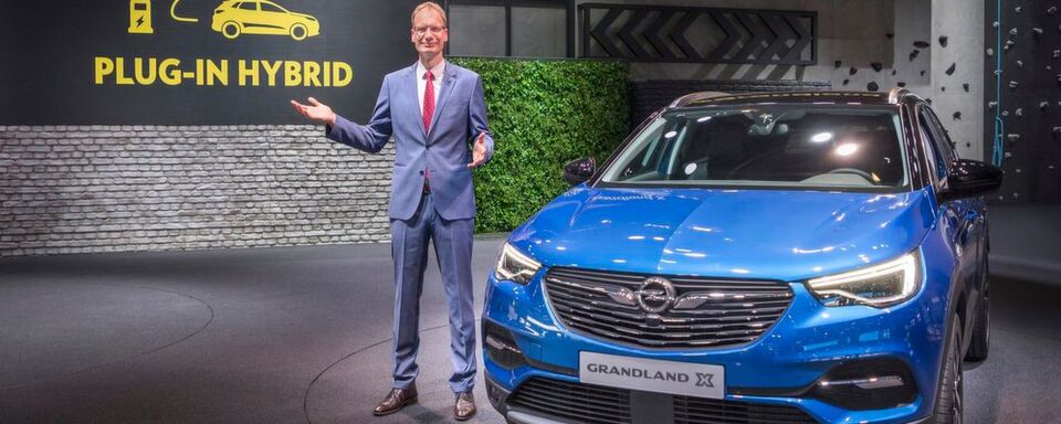 Opel-Chef Michael Lohscheller auf dem Opel-Stand der IAA 2017 neben dem Grandland X. Opel-Chef Michael Lohscheller auf dem Opel-Stand der IAA 2017 neben dem Grandland X.