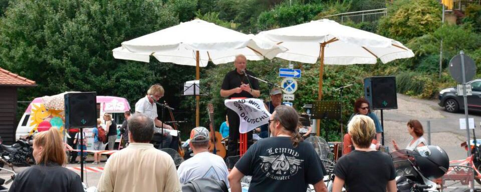 Traditionell fand in Hambach eine Motorradsegnung durch Bikerpfarrer Jürgen „Juwie“ Wienecke auf dem Schloßparkplatz statt. Traditionell fand in Hambach eine Motorradsegnung durch Bikerpfarrer Jürgen „Juwie“ Wienecke auf dem Schloßparkplatz statt.