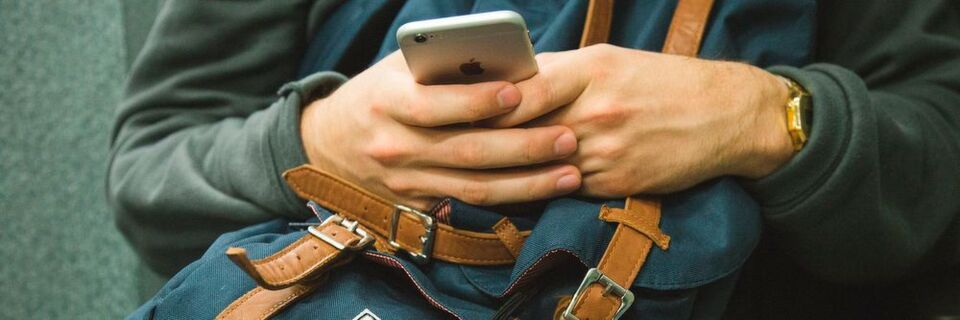 Besonders Smartphones sind zu ständigen Begleitern geworden – beruflich und privat. Besonders Smartphones sind zu ständigen Begleitern geworden – beruflich und privat.