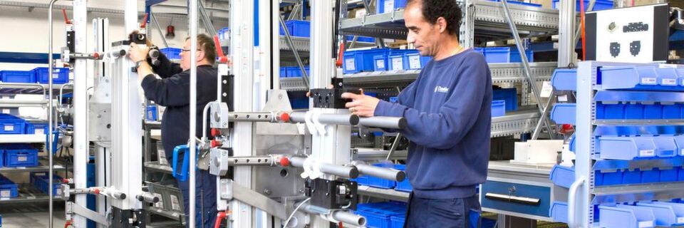 Dreh- und Angelpunkt der neuen One-Piece-Flow-Montage von Donaldson Filtration Deutschland ist der „lift2move“mit einer flexiblen Spannvorrichtung für die unterbrechungsfreie Montage kleiner und großer Modelle von Adsorptionstrocknern. Dreh- und Angelpunkt der neuen One-Piece-Flow-Montage von Donaldson Filtration Deutschland ist der „lift2move“mit einer flexiblen Spannvorrichtung für die unterbrechungsfreie Montage kleiner und großer Modelle von Adsorptionstrocknern.