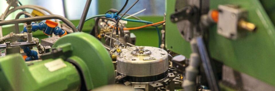 Bei einem Retrofit von Maschinen mit hohem Mechanikanteil - etwa Pressen - lassen sich Einsparungen gegenüber einer Neuanschaffung von über 90 % erreichen. Bei einem Retrofit von Maschinen mit hohem Mechanikanteil - etwa Pressen - lassen sich Einsparungen gegenüber einer Neuanschaffung von über 90 % erreichen.