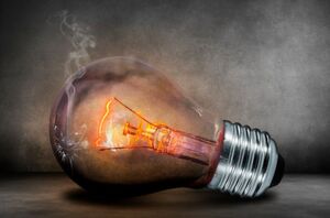 Das Ende einer Ära: Die Glühlampe steht sinnbildlich für das klassische Leuchtengeschäft bei Osram. Doch mit Allgemeinbeleuchtung lässt sich kein Geld mehr verdienen. Die Zukunft sieht Osram Licht in LED-Halbleiter. Das Ende einer Ära: Die Glühlampe steht sinnbildlich für das klassische Leuchtengeschäft bei Osram. Doch mit Allgemeinbeleuchtung lässt sich kein Geld mehr verdienen. Die Zukunft sieht Osram Licht in LED-Halbleiter.