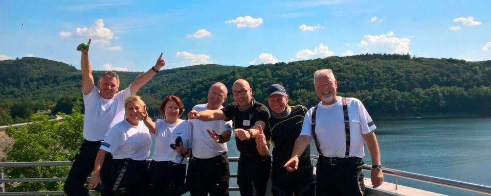 Gruppe 7 mit Tourguide Michael Rühle (3. v. re.) am Rursee. Gruppe 7 mit Tourguide Michael Rühle (3. v. re.) am Rursee.