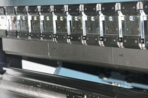Das Abkanten oder Gesenkbiegen gehört zu den häufigsten Biegeverfahren in der Industrie. Das Abkanten oder Gesenkbiegen gehört zu den häufigsten Biegeverfahren in der Industrie.