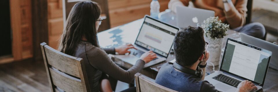 Collaboration Tools machen die Zusammenarbeit zwischen Kollegen effizienter, transparenter und persönlicher. Collaboration Tools machen die Zusammenarbeit zwischen Kollegen effizienter, transparenter und persönlicher.