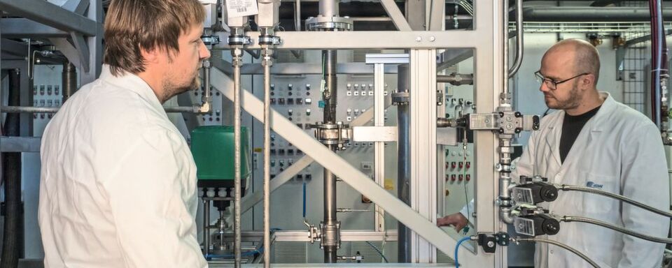 Forscher am Zentrum für Sonnenenergie- und Wasserstoff-Forschung Baden-Württemberg (ZSW) wollen erneuerbaren Wasserstoff mit deutlich geringerem Strombedarf herstellen. Forscher am Zentrum für Sonnenenergie- und Wasserstoff-Forschung Baden-Württemberg (ZSW) wollen erneuerbaren Wasserstoff mit deutlich geringerem Strombedarf herstellen.