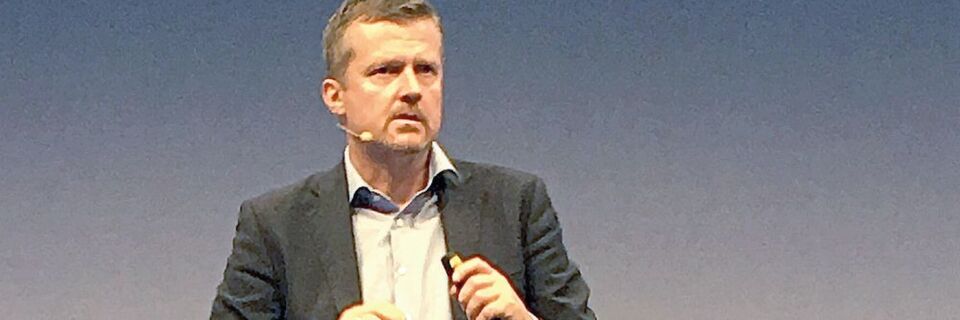 Prof. Dr. Oliver Niggemann: „Ganz wichtig in der künstlichen Intelligenz ist das Modell des digitalen Zwillings. Dieser Zwilling ist die Fähigkeit der Simulation und Prädiktion von Eigenschaften im Modell.“ Prof. Dr. Oliver Niggemann: „Ganz wichtig in der künstlichen Intelligenz ist das Modell des digitalen Zwillings. Dieser Zwilling ist die Fähigkeit der Simulation und Prädiktion von Eigenschaften im Modell.“