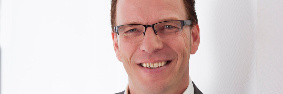 Raimund Schlotmann: „Mittelständler müssen sich keinesfalls verrückt machen lassen. Sie sollten statt dessen die neuen Möglichkeiten für sich nutzen – rational und gleichzeitig mit der nötigen Portion Kreativität und Wagemut.“ Raimund Schlotmann: „Mittelständler müssen sich keinesfalls verrückt machen lassen. Sie sollten statt dessen die neuen Möglichkeiten für sich nutzen – rational und gleichzeitig mit der nötigen Portion Kreativität und Wagemut.“