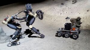 Der DFKI-Laufroboter Charlie und der Rover der TU München als Schwarmteilnehmer. Der DFKI-Laufroboter Charlie und der Rover der TU München als Schwarmteilnehmer.