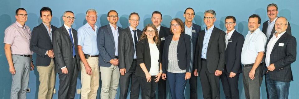 Wollen gemeinsam die Ausrichtung und Inhalte der neuen Messe Medtec Live nach den Bedürfnissen der Medizintechnik-Branche ausrichten: die 13 Mitglieder der neuen Fachbeirats, hier im Bild mit Vertretern der Veranstalter Nürnberg Messe und UBM. Wollen gemeinsam die Ausrichtung und Inhalte der neuen Messe Medtec Live nach den Bedürfnissen der Medizintechnik-Branche ausrichten: die 13 Mitglieder der neuen Fachbeirats, hier im Bild mit Vertretern der Veranstalter Nürnberg Messe und UBM.