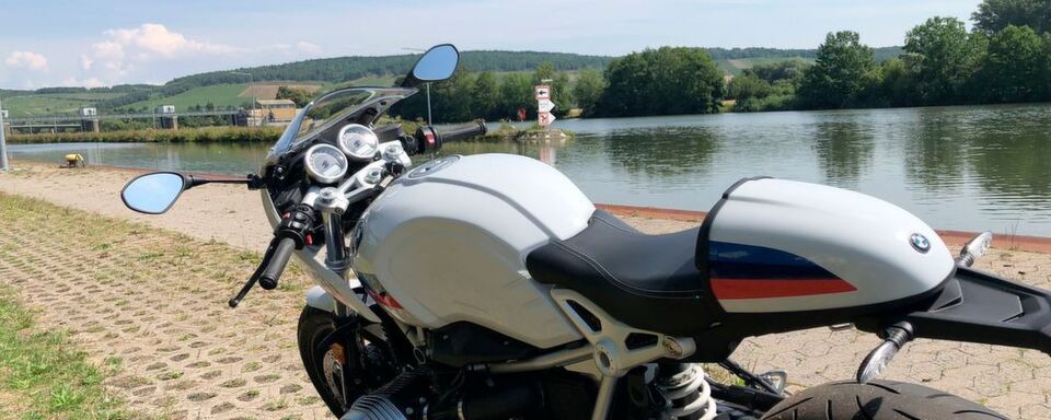 Der Motorradmarkt lässt sich von der Hitze bislang wenig beeindrucken: Im Bild die BMW R Nine-T Racer, das richtige Bike, um als Sommerfrischler durch die Gegen zu cruisen. Der Motorradmarkt lässt sich von der Hitze bislang wenig beeindrucken: Im Bild die BMW R Nine-T Racer, das richtige Bike, um als Sommerfrischler durch die Gegen zu cruisen.