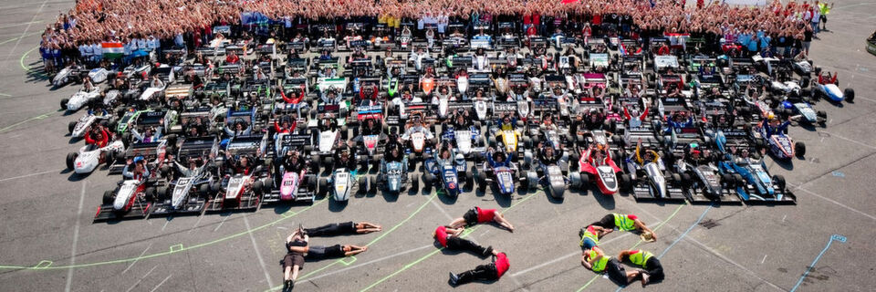Bereits zum 13. Mal findet der Konstruktionswettbewerb Formula Student Germany (FSG) statt. 2018 nehmen 118 Teams aus 25 Nationen teil. Bereits zum 13. Mal findet der Konstruktionswettbewerb Formula Student Germany (FSG) statt. 2018 nehmen 118 Teams aus 25 Nationen teil.