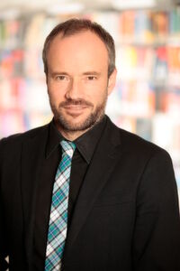 Prof. Dr. Niklas Mahrdt berät, trainiert und forscht seit mehr als fünfzehn Jahren auf dem Gebiet der Digitalisierung. Prof. Dr. Niklas Mahrdt berät, trainiert und forscht seit mehr als fünfzehn Jahren auf dem Gebiet der Digitalisierung.