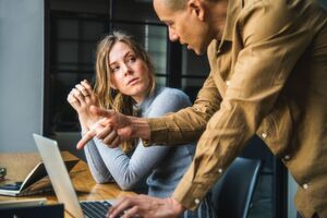 In KMU fehlt es oft an strategischem Denken im Personalbereich. Es sollte mehr Zeit in das Führen der Mitarbeiter investiert und das Führungsverhalten verändert werden. In KMU fehlt es oft an strategischem Denken im Personalbereich. Es sollte mehr Zeit in das Führen der Mitarbeiter investiert und das Führungsverhalten verändert werden.