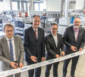 Abb. 1 V.l.n.r.: Dr. Stefan Schütte, Agilent Technologies, Prof. Dr. Ulrich Radtke, Prof. Dr. Malte Behrens und Initiator Prof. Dr. Oliver J. Schmitz, Universität Duisburg-Essen (UDE) bei der feierlichen Eröffnung des neuen Teaching and Research Center for Separation (TRC) Abb. 1 V.l.n.r.: Dr. Stefan Schütte, Agilent Technologies, Prof. Dr. Ulrich Radtke, Prof. Dr. Malte Behrens und Initiator Prof. Dr. Oliver J. Schmitz, Universität Duisburg-Essen (UDE) bei der feierlichen Eröffnung des neuen Teaching and Research Center for Separation (TRC)